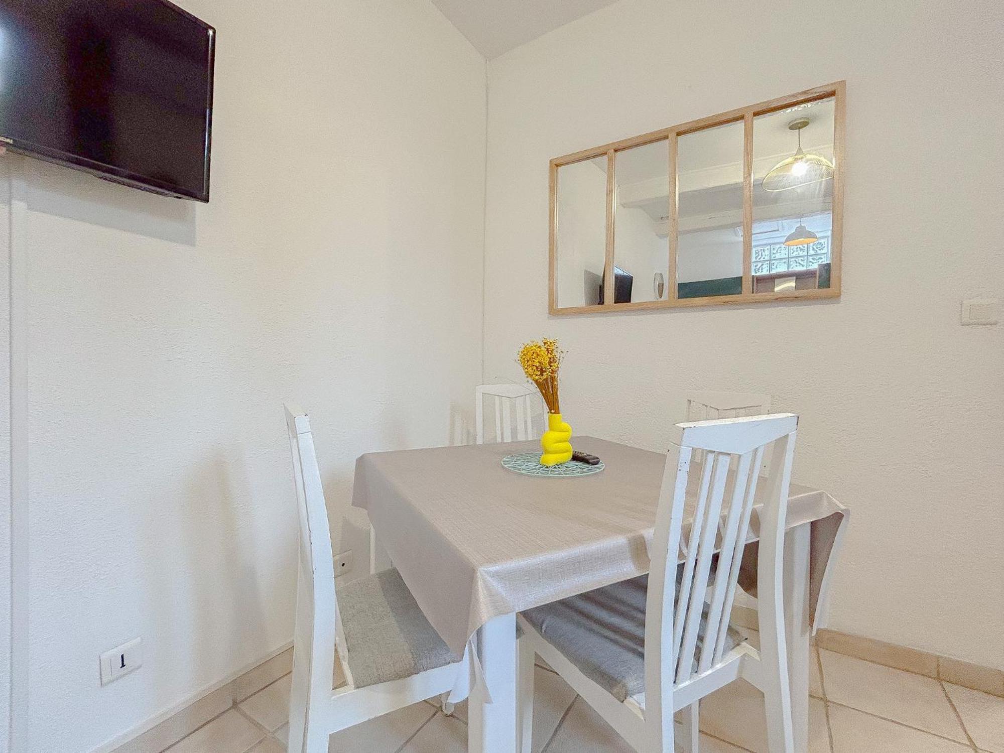 Mas Centrale, Bord De Cour Interieur Ideal Pour 4 Personnes Fréjus